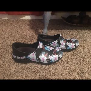 Crocs comfort shoes size 9